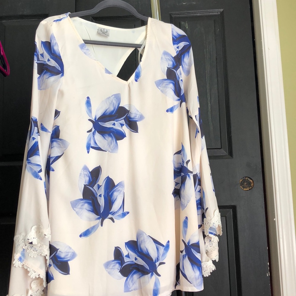 Beautiful long sleeve dress!